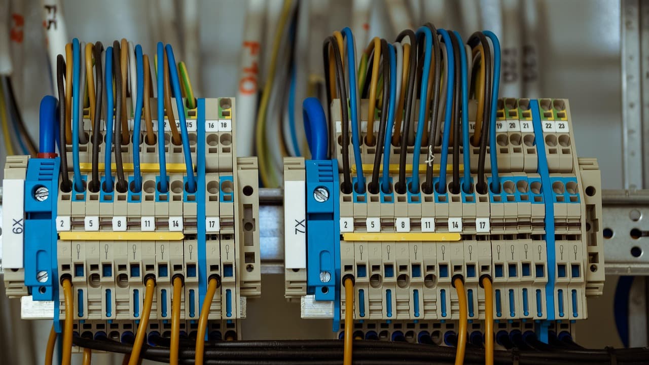 Zespół elektryków T.M.S. Elektro przy pracy nad instalacją elektryczną w Krakowie i Liszkach. Profesjonalne usługi elektryczne